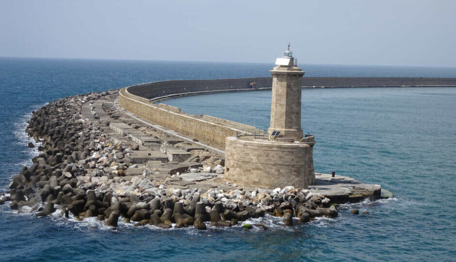 Klettern auf Korsika 3 a lighthouse on a rocky island