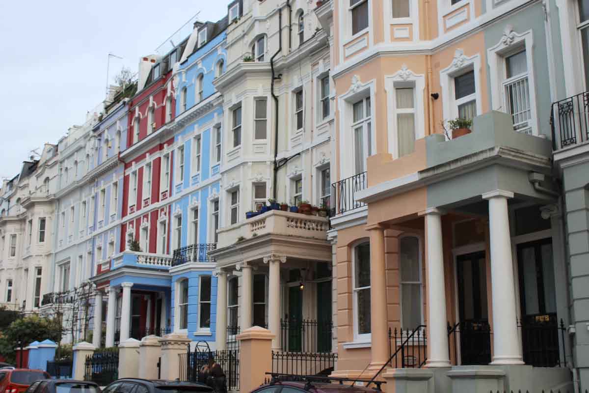 Notting Hill Straßenzug mit bunten Häusern